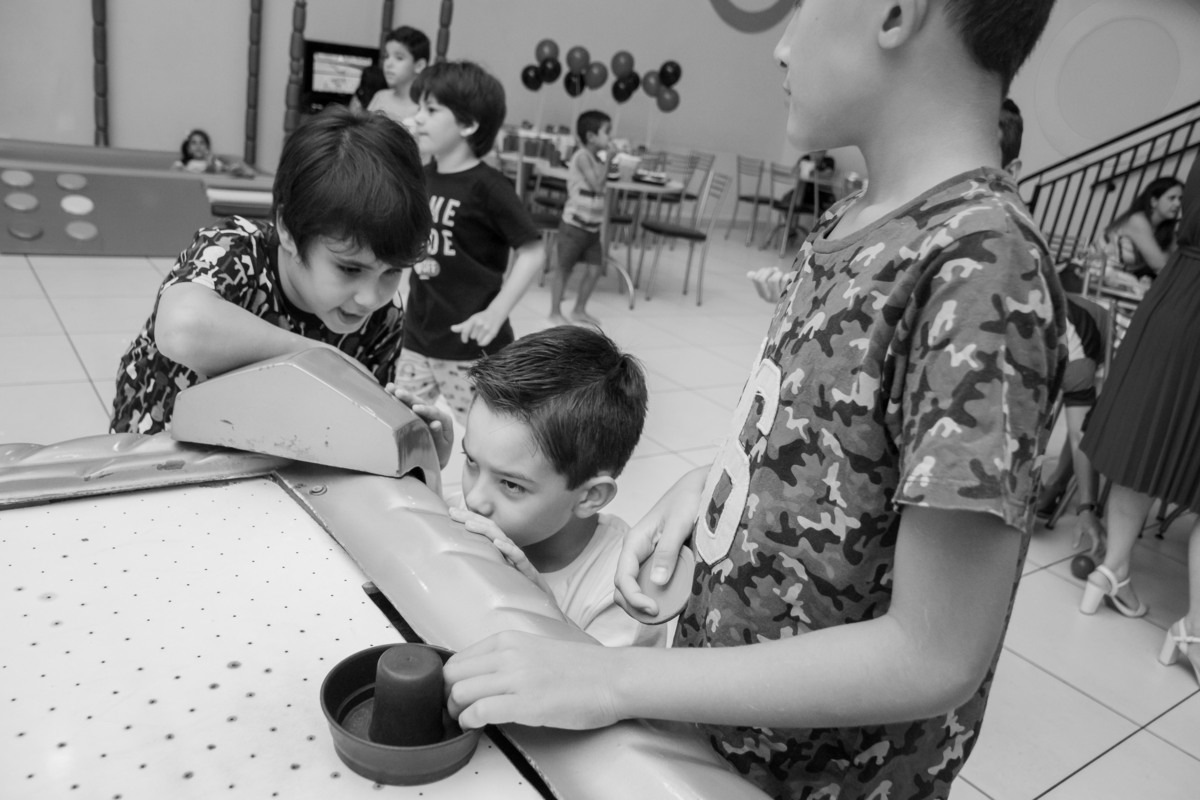 bauru, aniversário infantil bauru, aniversário video game, aniversário playstation, amigos jogando air hockey