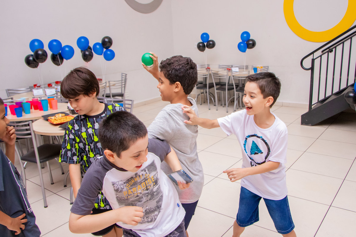 bauru, aniversário infantil bauru, aniversário video game, aniversário playstation, amigos brincando de pega pega