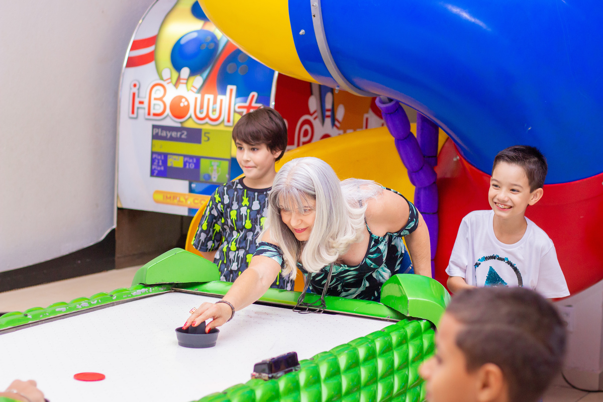 bauru, aniversário infantil bauru, aniversário video game, aniversário playstation, avó brincando no air hockey com neto
