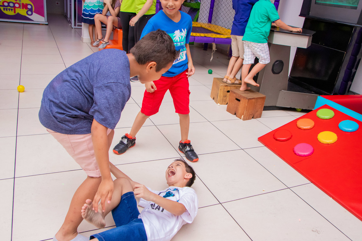 bauru, aniversário infantil bauru, aniversário video game, aniversário playstation, amigos brincando de cócegas 
