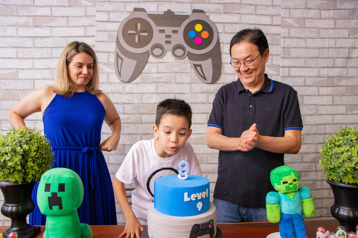 bauru, aniversário infantil bauru, aniversário video game, aniversário playstation, família assoprando as velinhas 