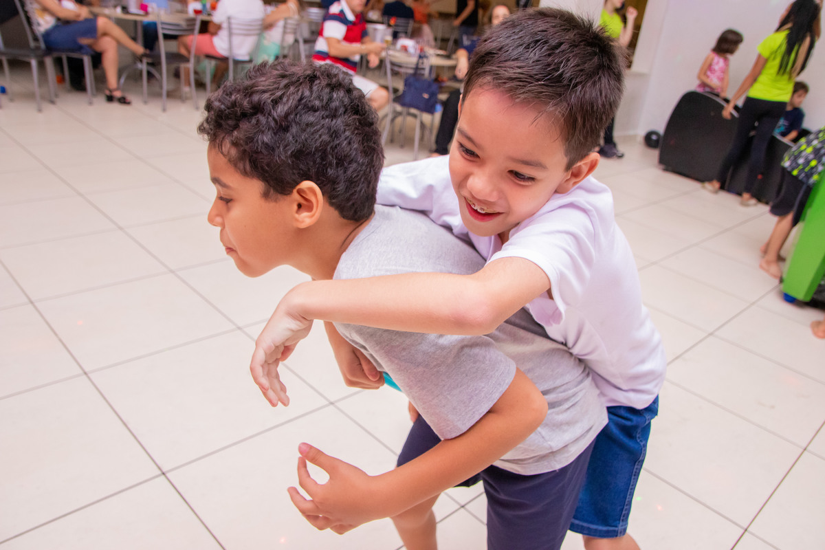 bauru, aniversário infantil bauru, aniversário video game, aniversário playstation, amigos se abraçando em festa