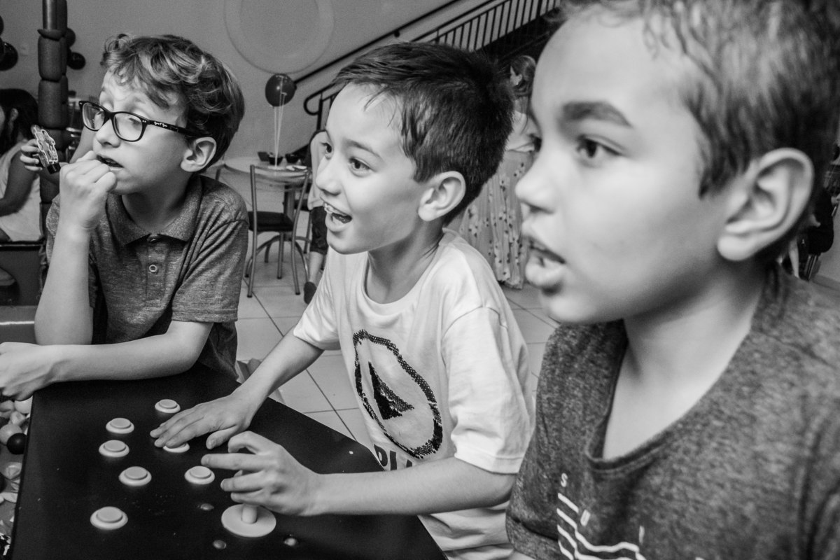 bauru, aniversário infantil bauru, aniversário video game, aniversário playstation, amigos concentrados no jogo