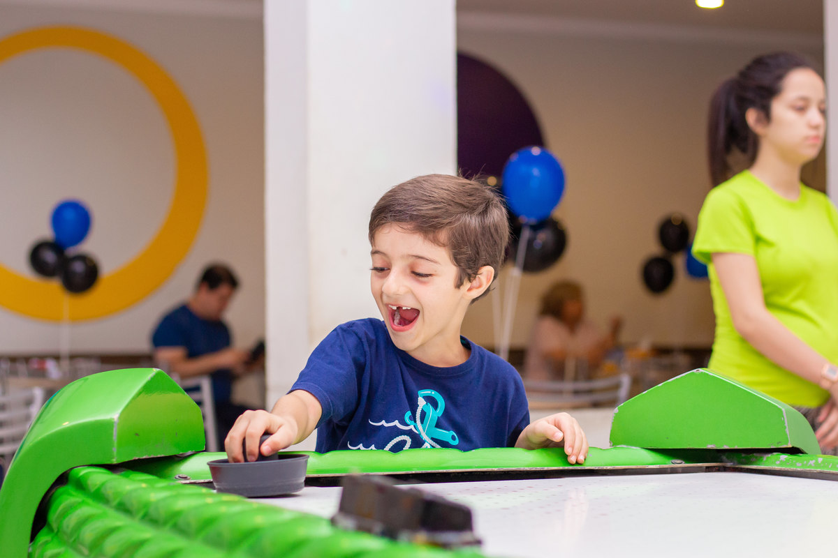 bauru, aniversário infantil bauru, aniversário video game, aniversário playstation, criança brincando no air hockey