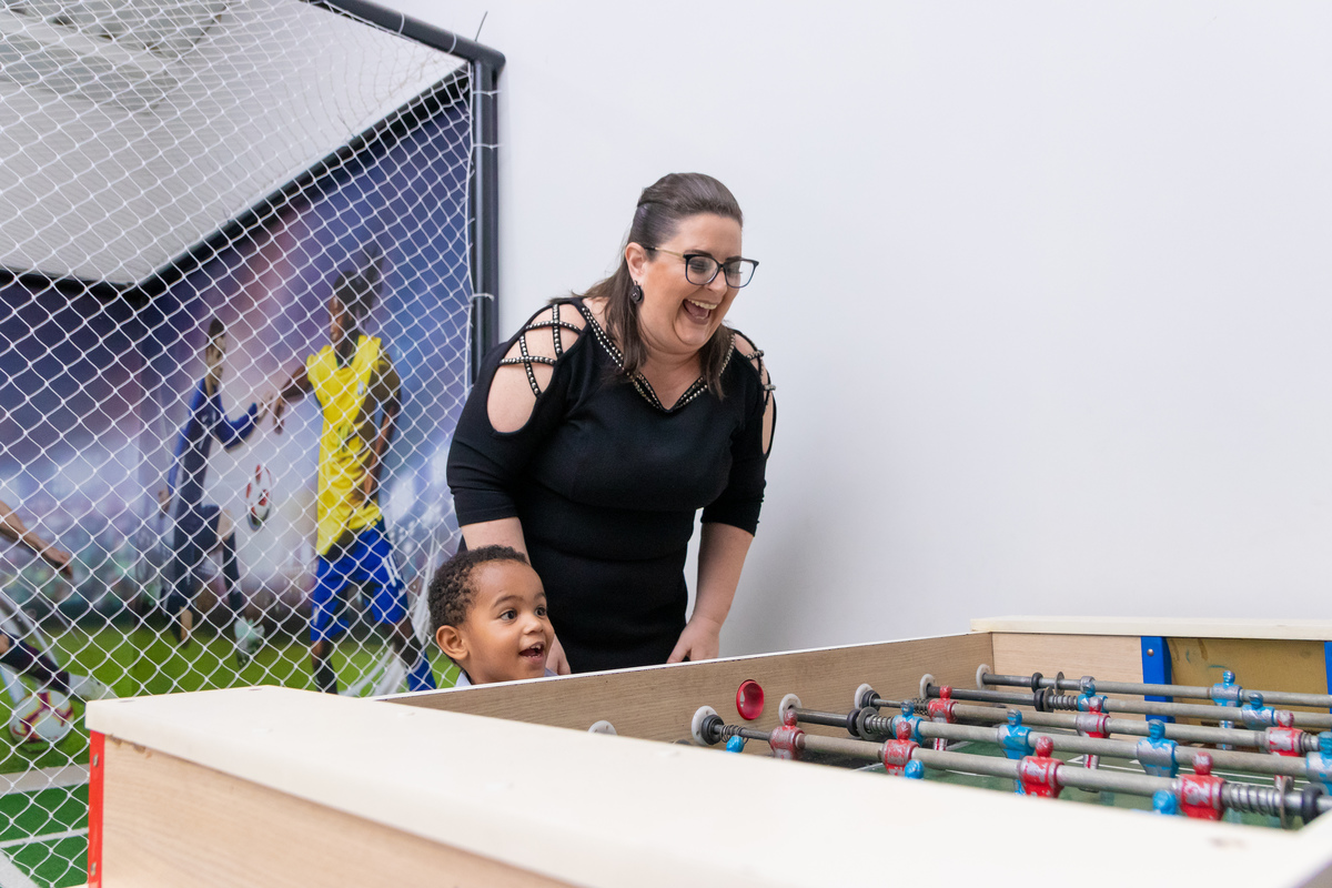 Buffet pipoca bauru, aniversário infantil em bauru, mãe e filho brincando 