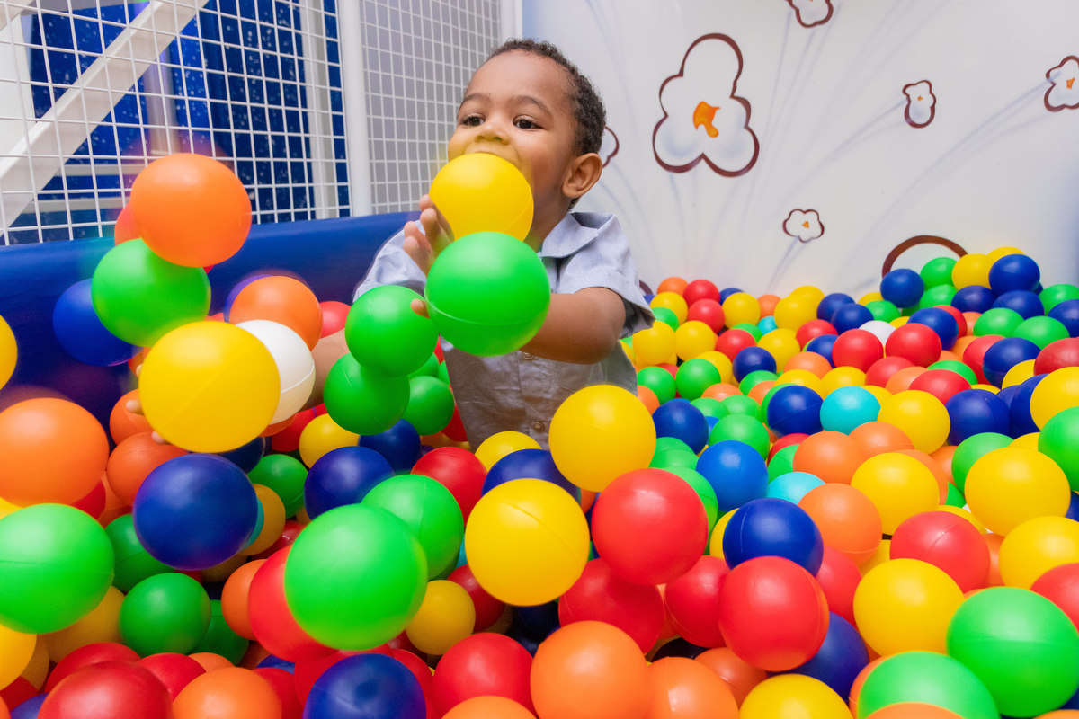 Buffet pipoca bauru, aniversário infantil em bauru, criança brincando na piscina de bolinhas