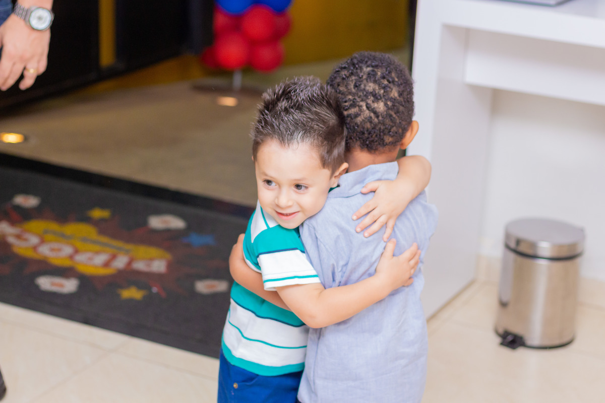 Buffet pipoca bauru, aniversário infantil em bauru, primos se abraçando