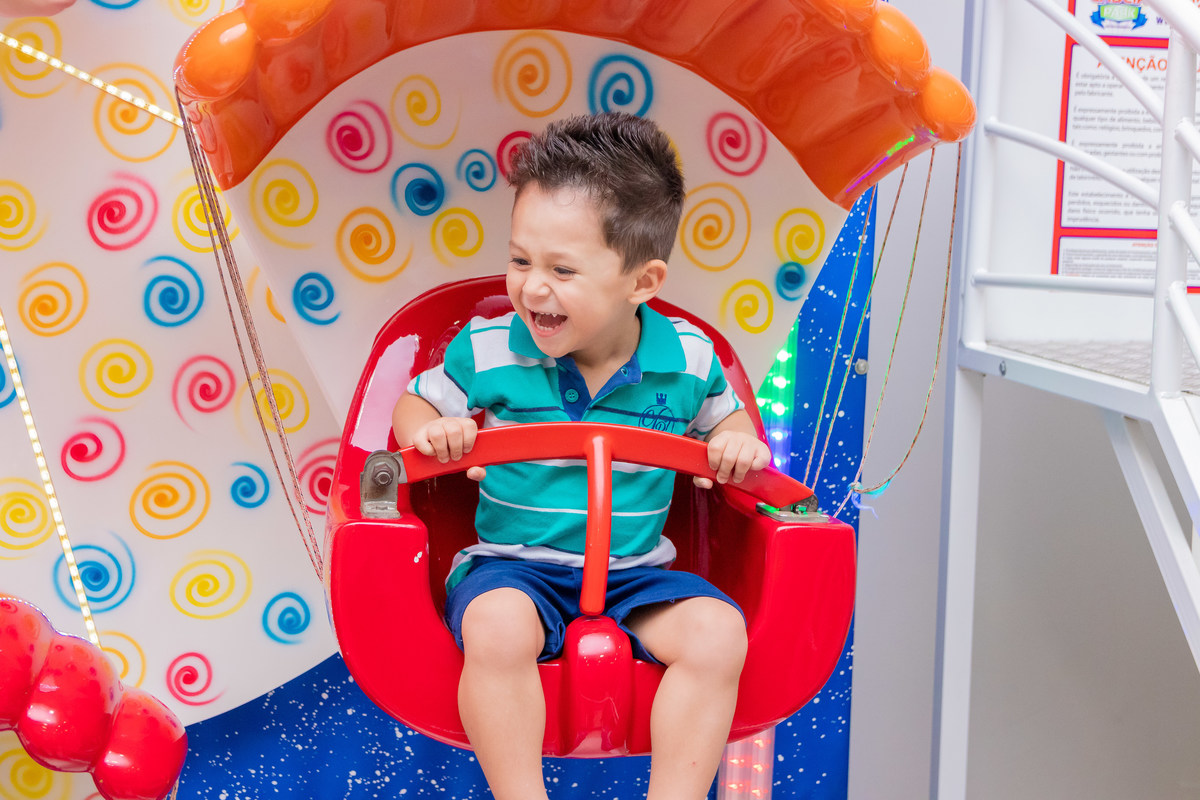 Buffet pipoca bauru, aniversário infantil em bauru, menino dando gargalhada 