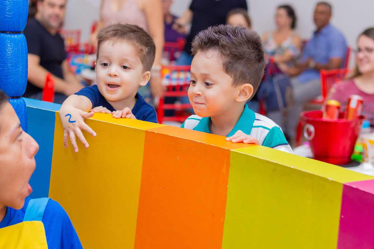 Buffet pipoca bauru, aniversário infantil em bauru, crianças brincando com monitora 