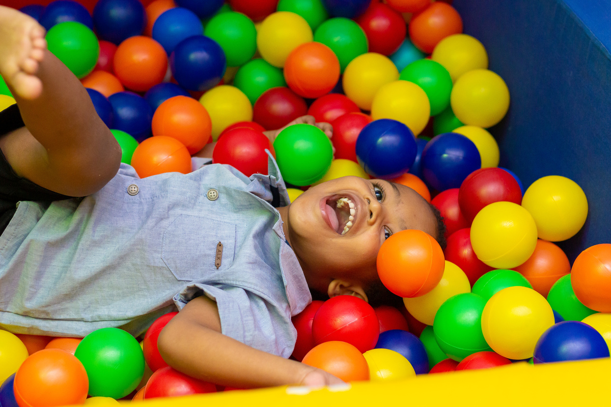 Buffet pipoca bauru, aniversário infantil em bauru, aniversariante se divertindo na piscina de bolinhas