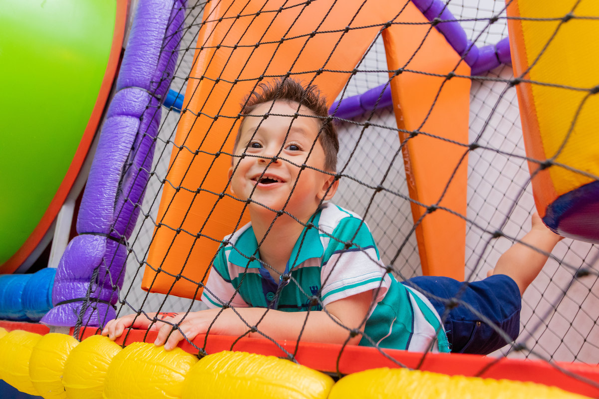 Buffet pipoca bauru, aniversário infantil em bauru, menino brincando em aniversário