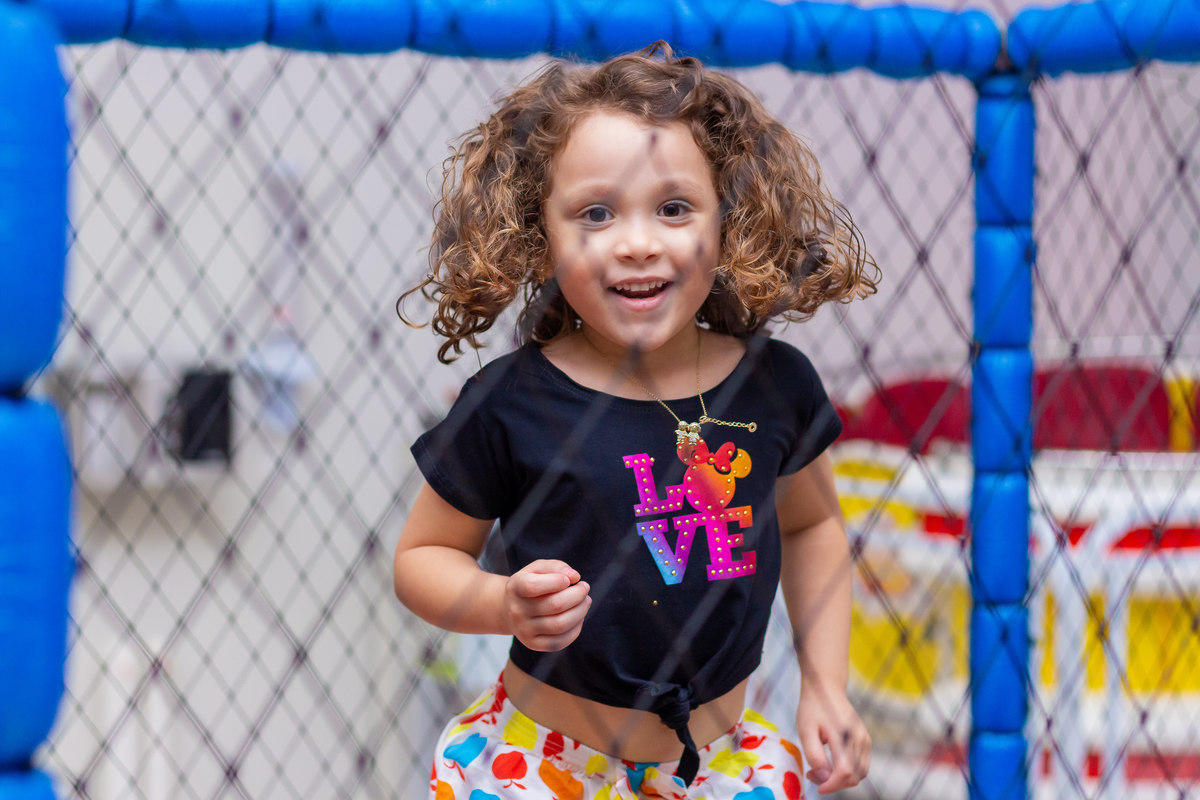 Buffet pipoca bauru, aniversário infantil em bauru, menina brincando na cama elástica