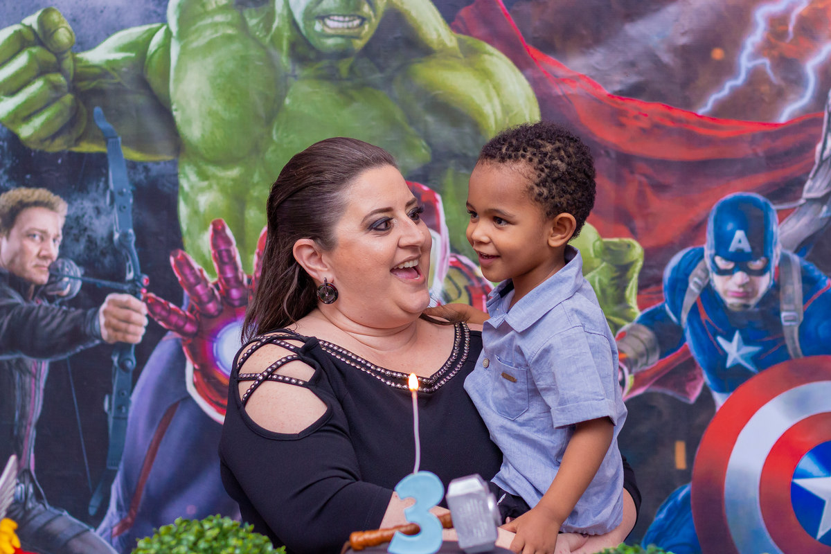 Buffet pipoca bauru, aniversário infantil em bauru, mãe e filho cantando parabéns