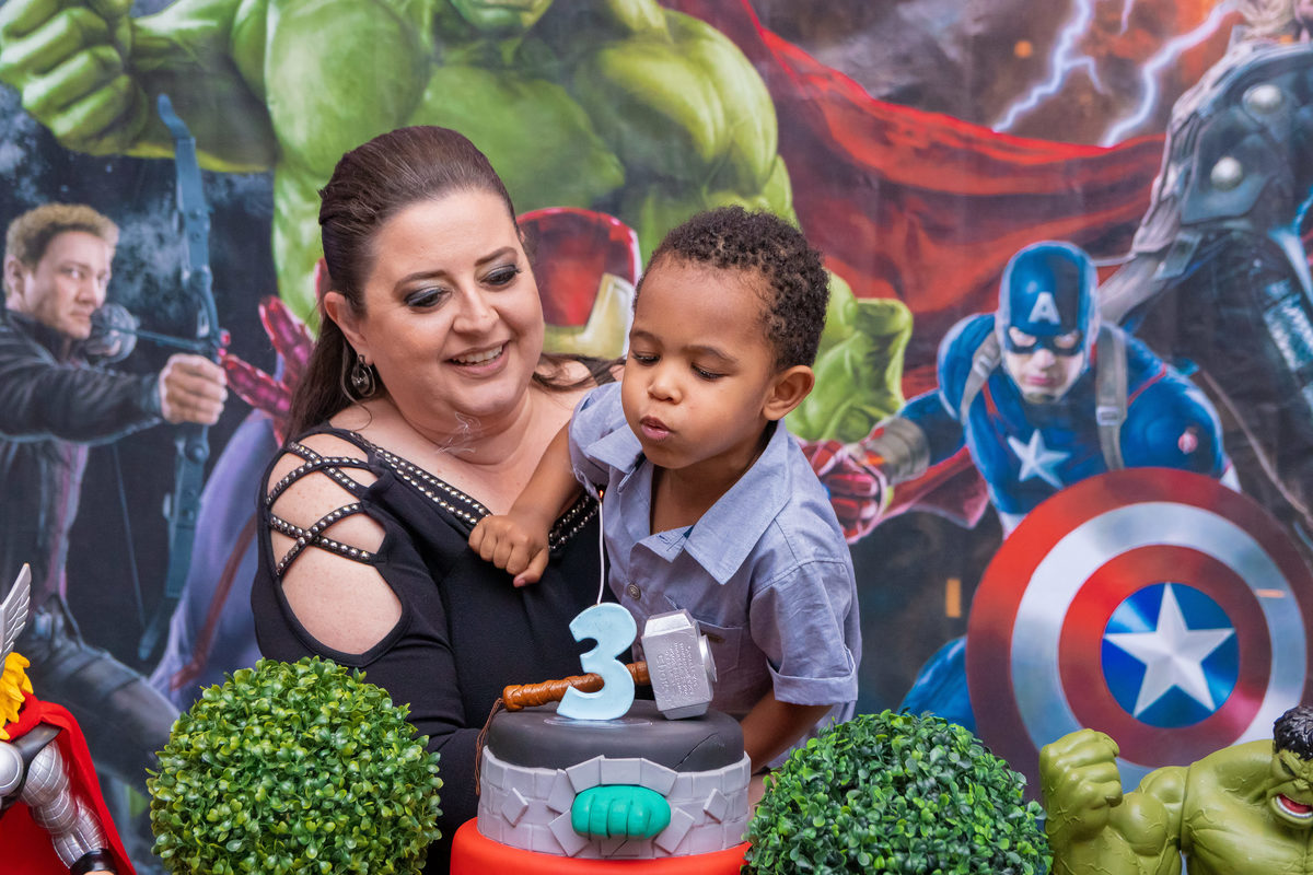 Buffet pipoca bauru, aniversário infantil em bauru, mãe e filho assoprando as velinhas