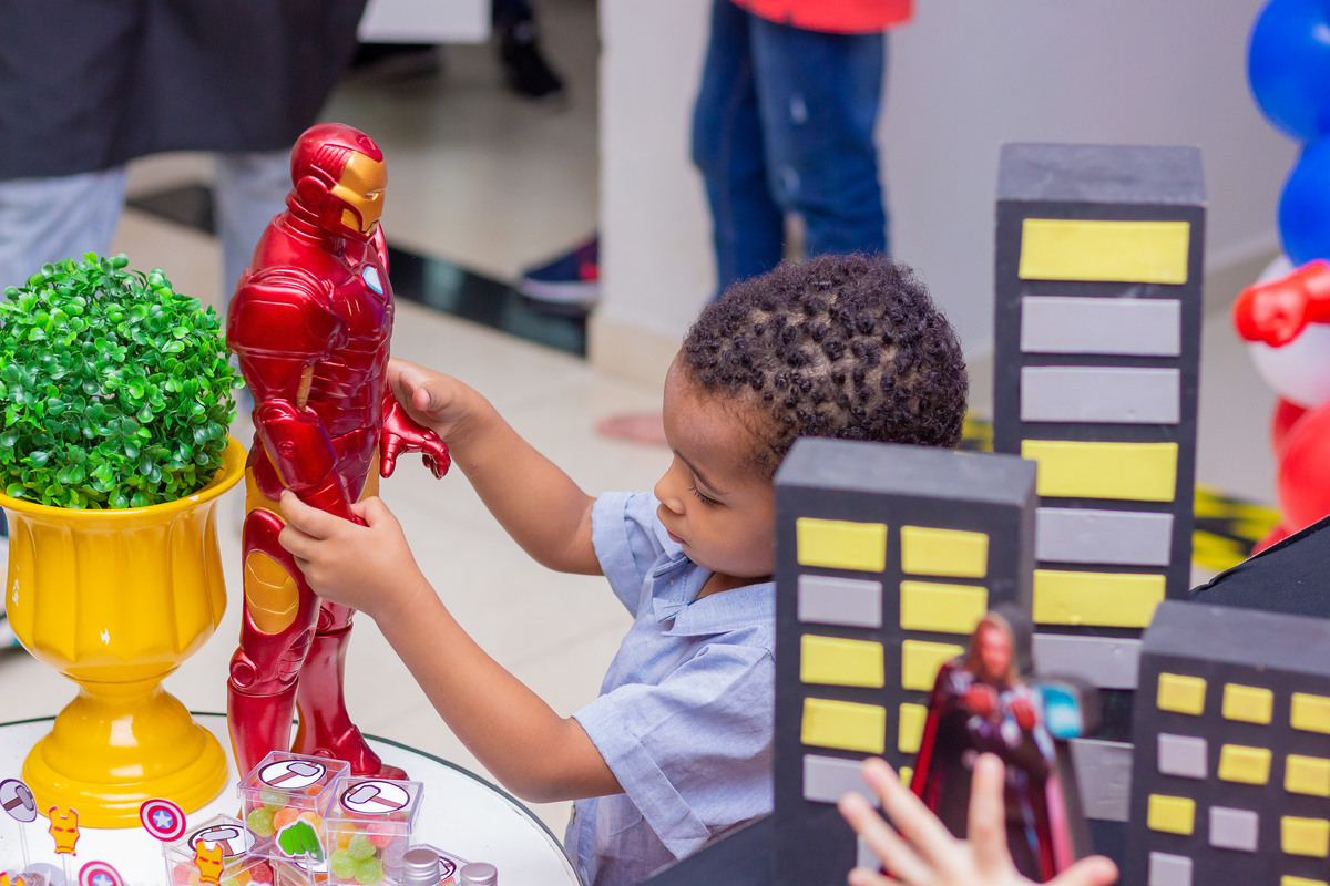 Buffet pipoca bauru, aniversário infantil em bauru, aniversariante brincando com homem de ferro