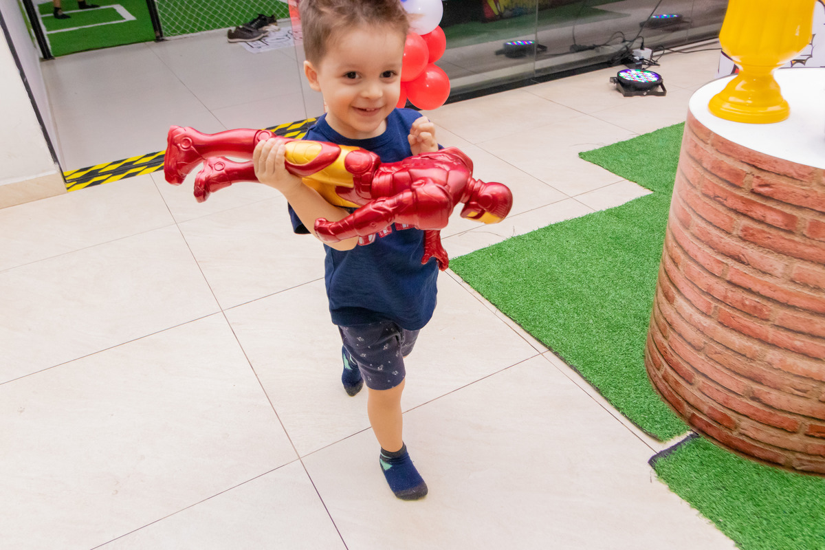 Buffet pipoca bauru, aniversário infantil em bauru, criança brincando com homem de ferro