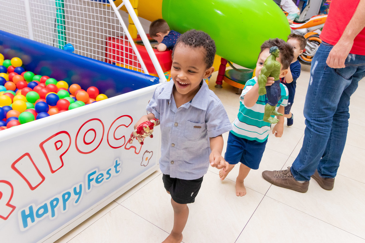 Buffet pipoca bauru, aniversário infantil em bauru, amigos brincando com super heróis