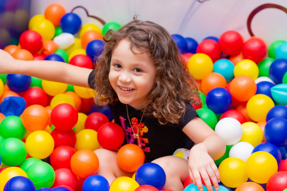 Buffet pipoca bauru, aniversário infantil em bauru, menina brincando na piscina de bolinhas