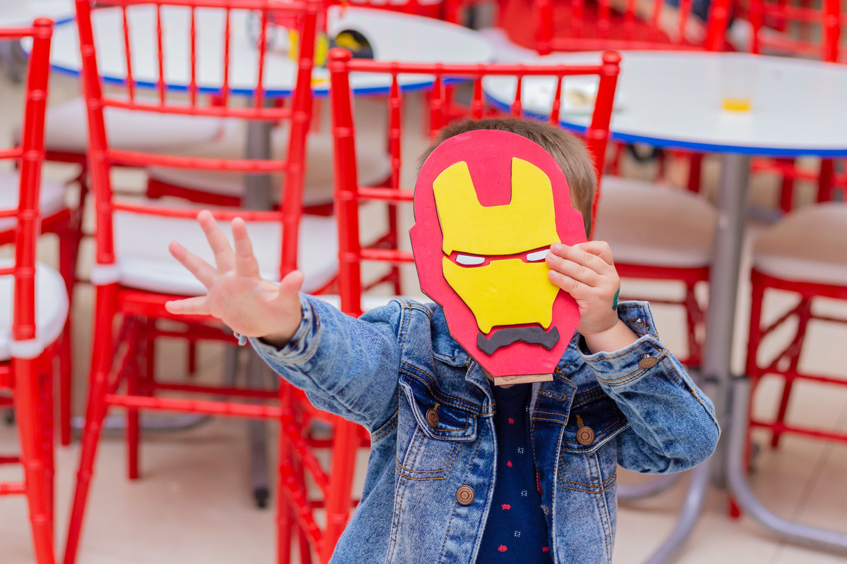 Buffet pipoca bauru, aniversário infantil em bauru, criança brincando com mascara do homem de ferro