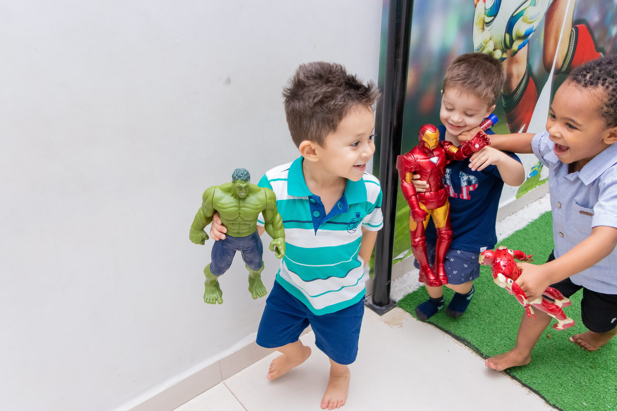 Buffet pipoca bauru, aniversário infantil em bauru, amigos brincando com bonecos de heróis