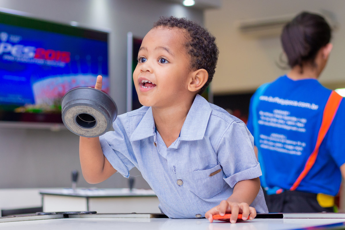Buffet pipoca bauru, aniversário infantil em bauru, criança brincando no air hockey
