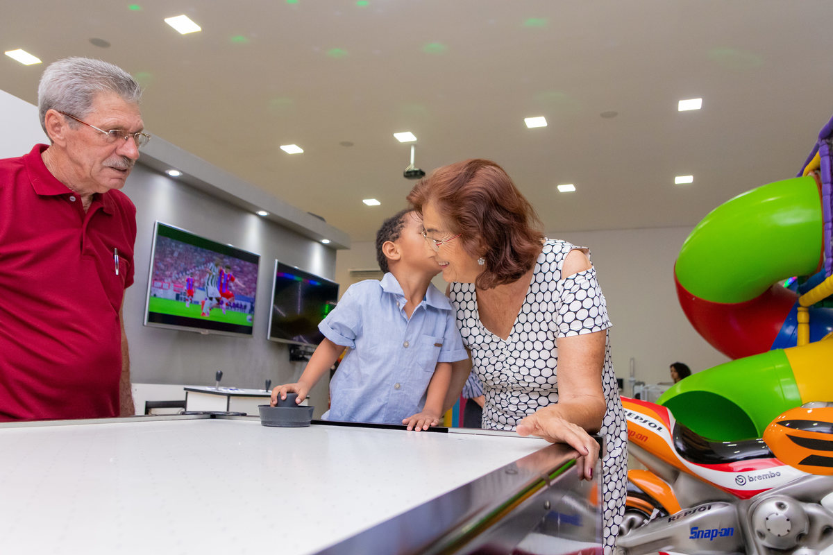 Buffet pipoca bauru, aniversário infantil em bauru, neto beijando avó