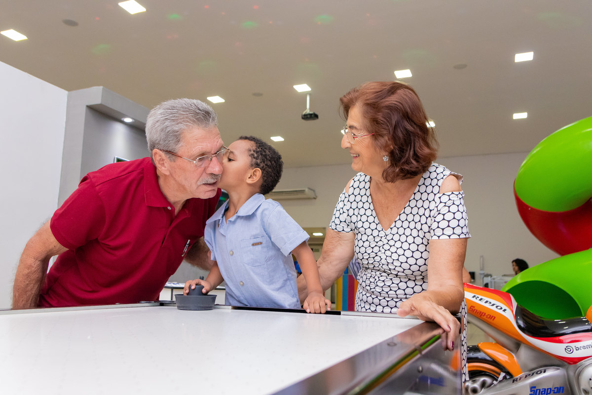 Buffet pipoca bauru, aniversário infantil em bauru, neto beijando avô 
