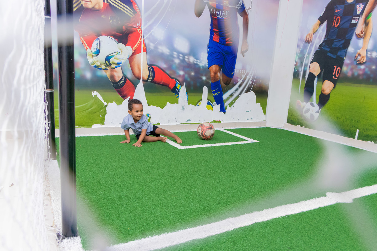 Buffet pipoca bauru, aniversário infantil em bauru, criança brincando de jogar bola