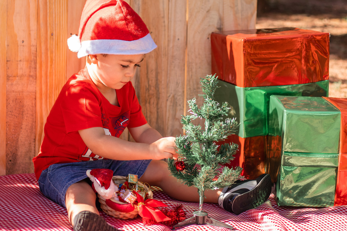 ensaio natalino em Bauru, ensaio infantil em bauru, menino montando sua árvore de natal