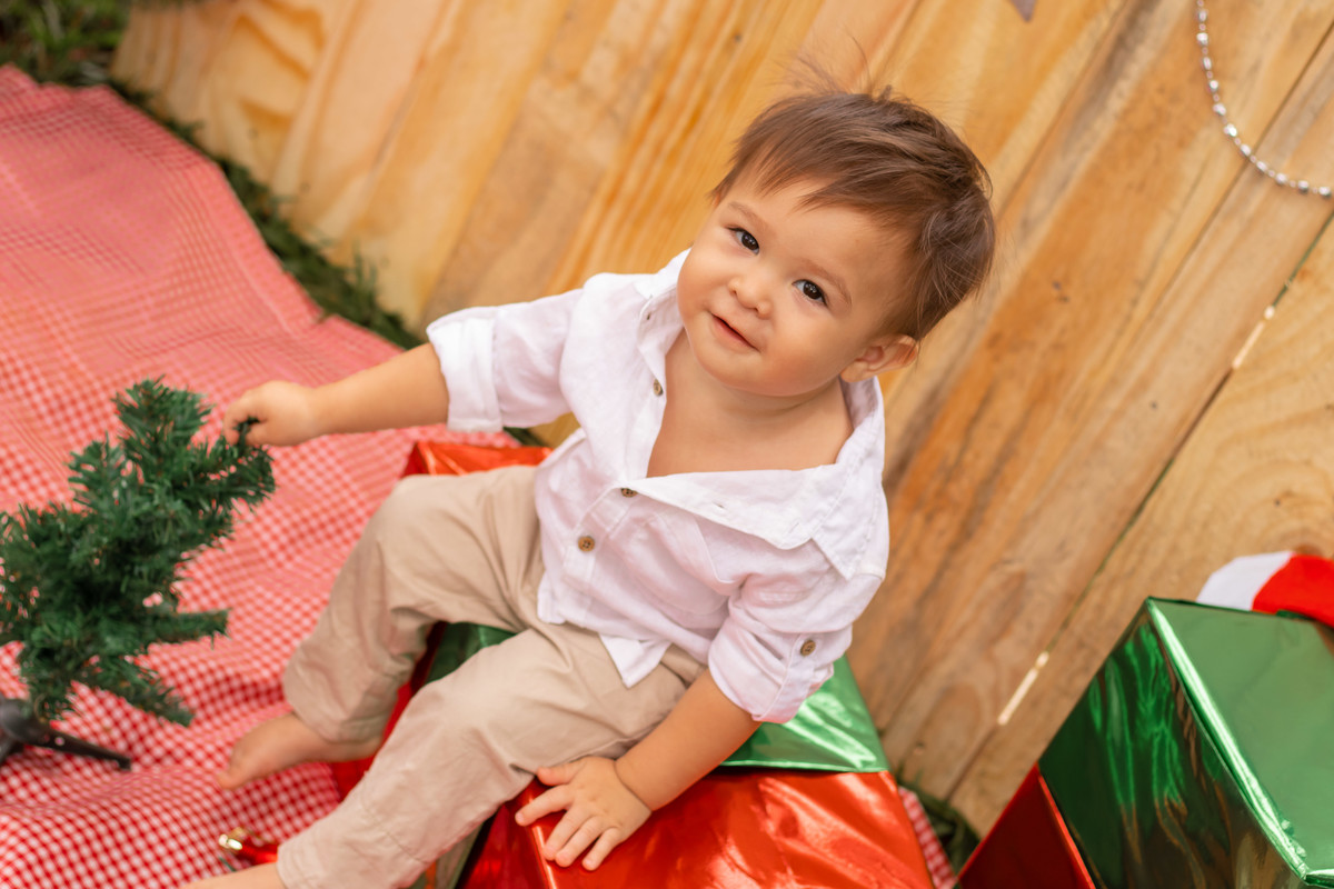 ensaio natalino em Bauru, ensaio infantil em bauru, bebê brincando em sua mini sessão natalina