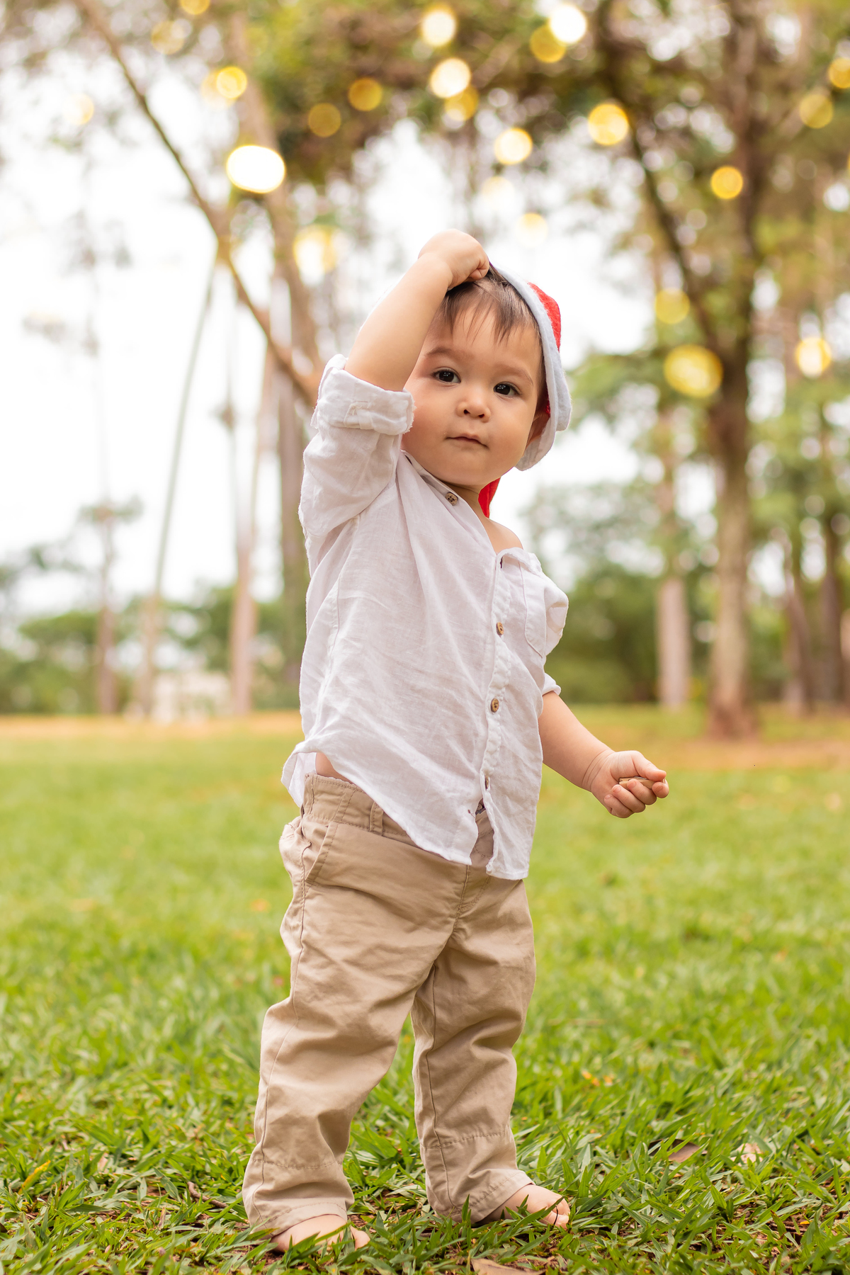 ensaio natalino em Bauru, ensaio infantil em bauru, bebê brincando com gorro de papai noel