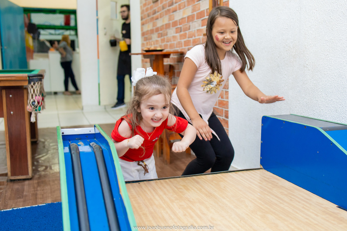 aniversário astronauta, decoração astronauta, joão bueno fotografia, fotógrafo em bauru, meninas jogando boliche