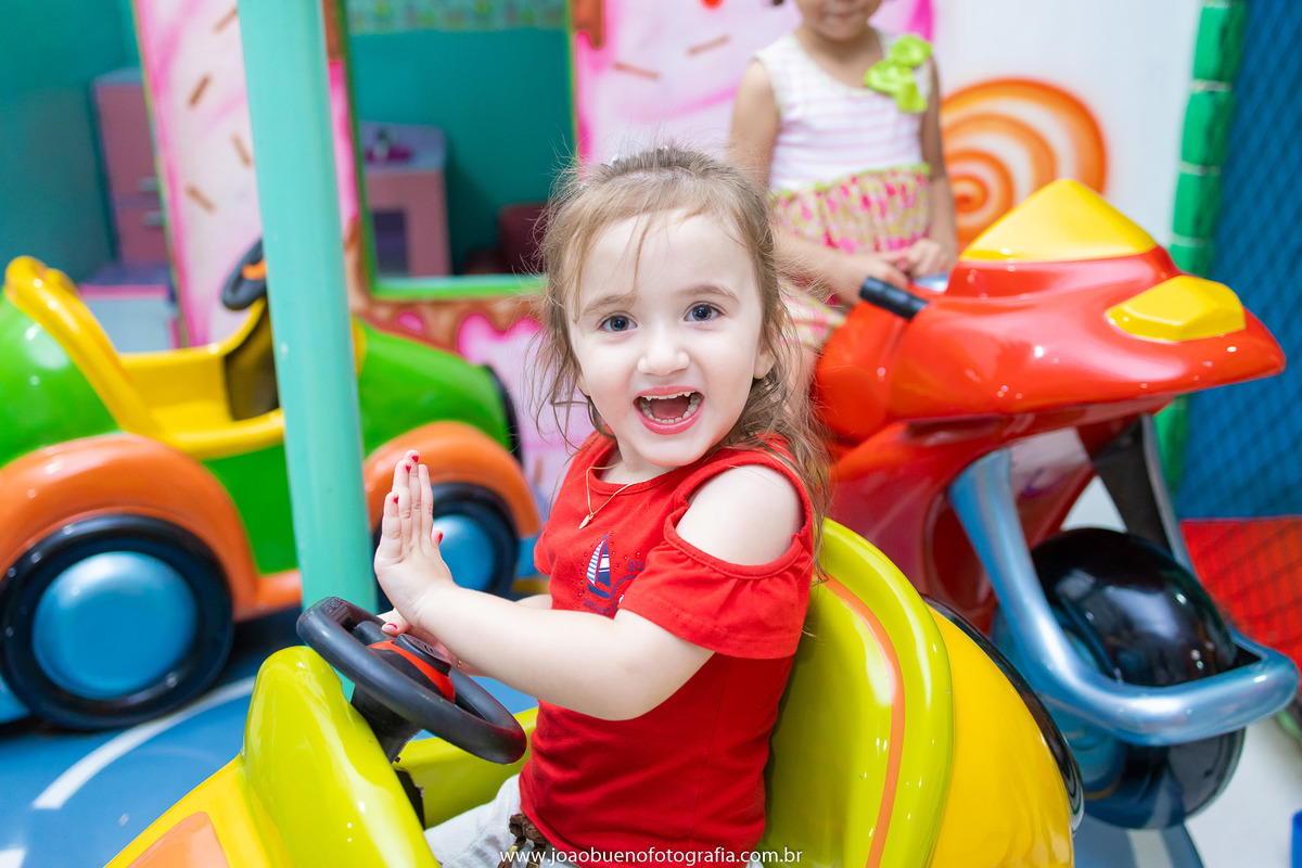 aniversário astronauta, decoração astronauta, joão bueno fotografia, fotógrafo em bauru, menina brincando no carrinho de brinquedo