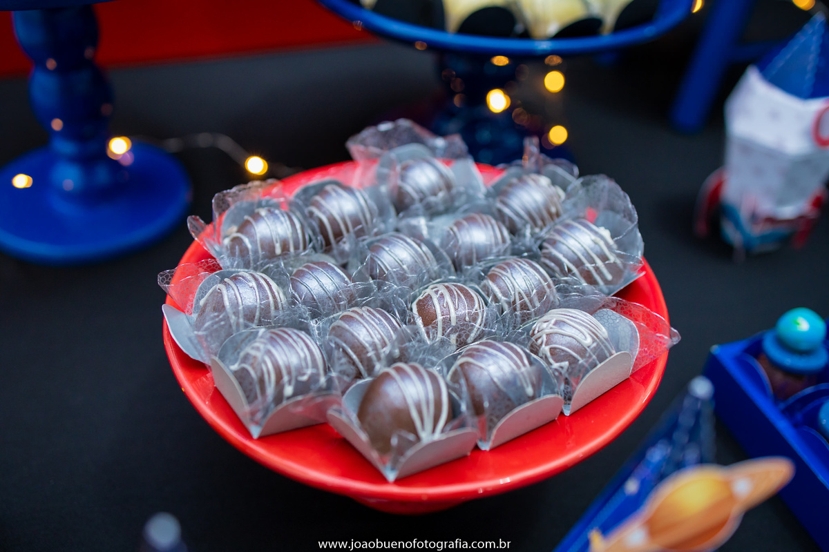 Boomerang buffet infantil, buffet infantil em bauru, aniversário astronauta, decoração astronauta, bombom personalizado de astronauta 