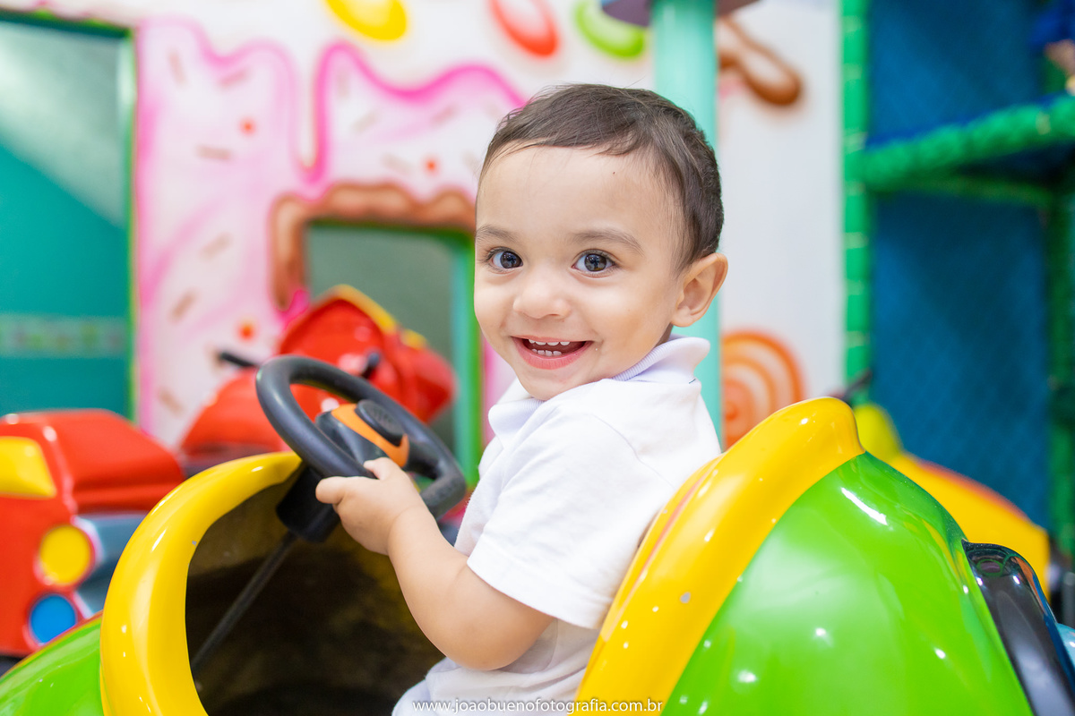 aniversário astronauta, decoração astronauta, joão bueno fotografia, fotógrafo em bauru, menino brincando no carrinho de brinquedo