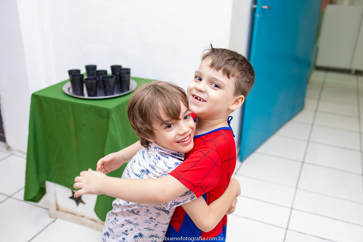 aniversário astronauta, decoração astronauta, joão bueno fotografia, fotógrafo em bauru, amigos se abraçando