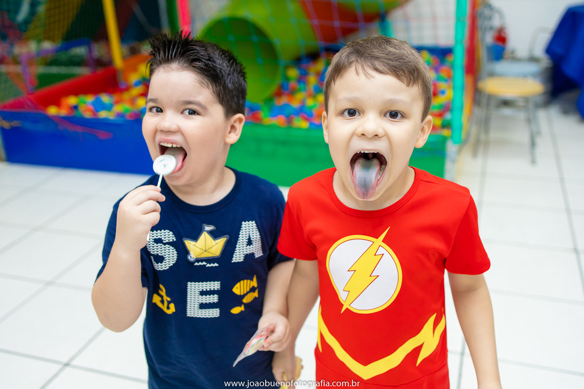 aniversário astronauta, decoração astronauta, joão bueno fotografia, fotógrafo em bauru, amigos mostrando a língua