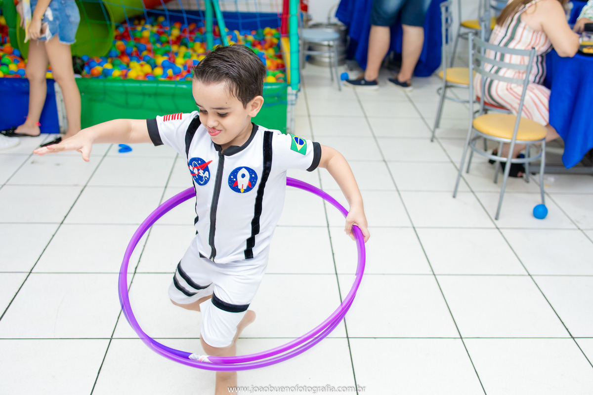 aniversário astronauta, decoração astronauta, joão bueno fotografia, fotógrafo em bauru, menino brincando de bombole