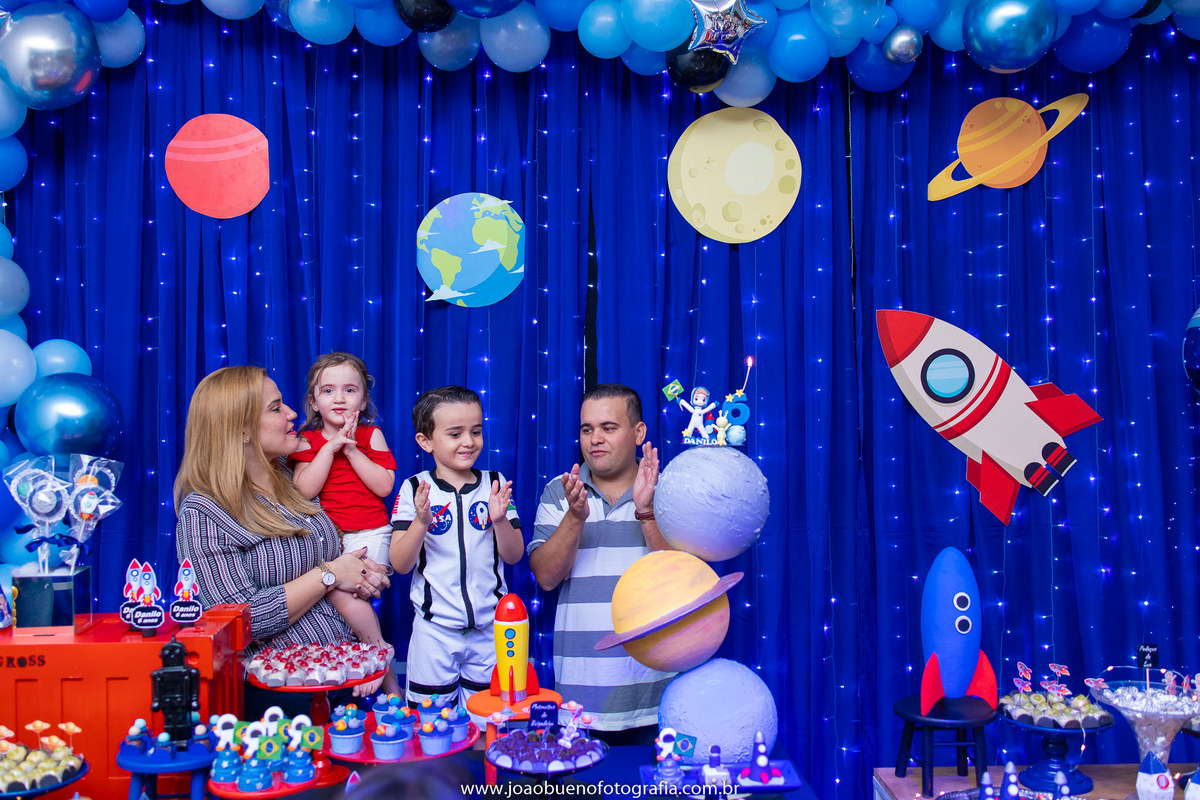 aniversário astronauta, decoração astronauta, joão bueno fotografia, fotógrafo em bauru, familia cantando parabéns