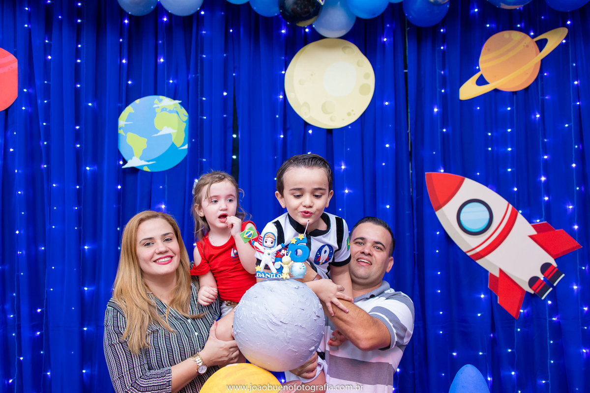aniversário astronauta, decoração astronauta, joão bueno fotografia, fotógrafo em bauru, família assoprando as velinhas