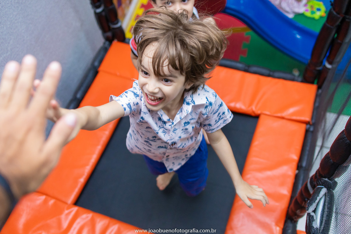 aniversário astronauta, decoração astronauta, joão bueno fotografia, fotógrafo em bauru, menino brincando na cama elástica