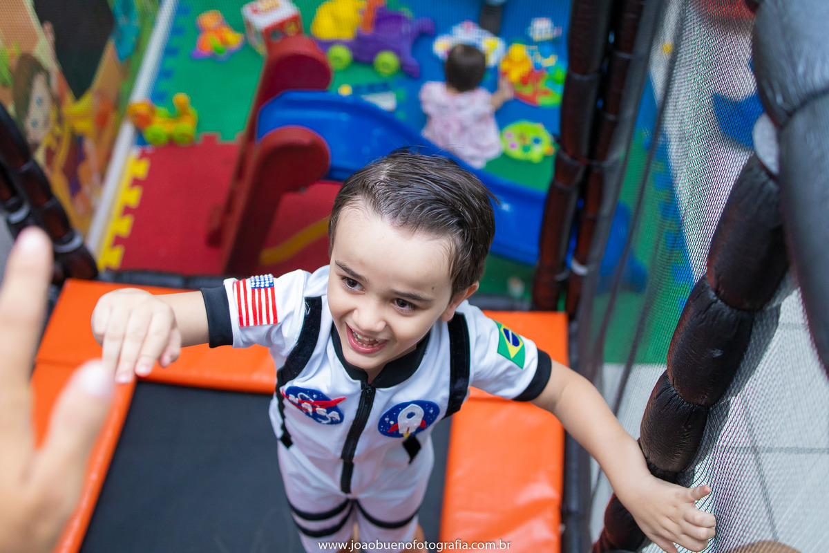 aniversário astronauta, decoração astronauta, joão bueno fotografia, fotógrafo em bauru, menino se divertindo na cama elástica
