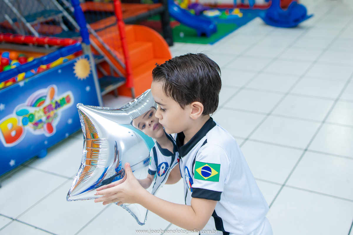 aniversário astronauta, decoração astronauta, joão bueno fotografia, fotógrafo em bauru, aniversariante brincando de balão