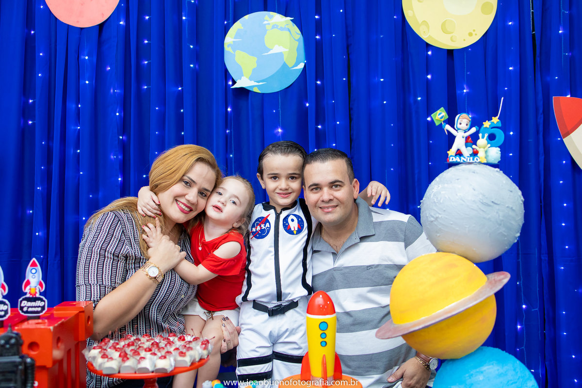aniversário astronauta, decoração astronauta, joão bueno fotografia, fotógrafo em bauru, boomerang buffet infantil em bauru, foto em família