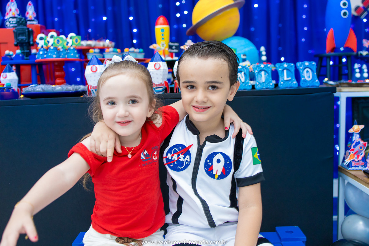 aniversário astronauta, decoração astronauta, joão bueno fotografia, fotógrafo em bauru, foto entre irmãos, amor de irmãos