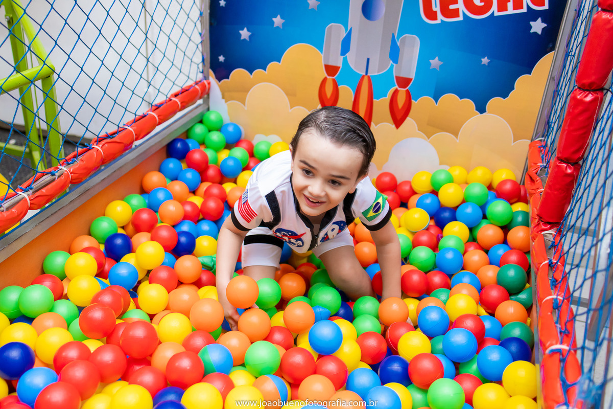 aniversário astronauta, decoração astronauta, joão bueno fotografia, fotógrafo em bauru, menino brincando na piscina de bolinhas