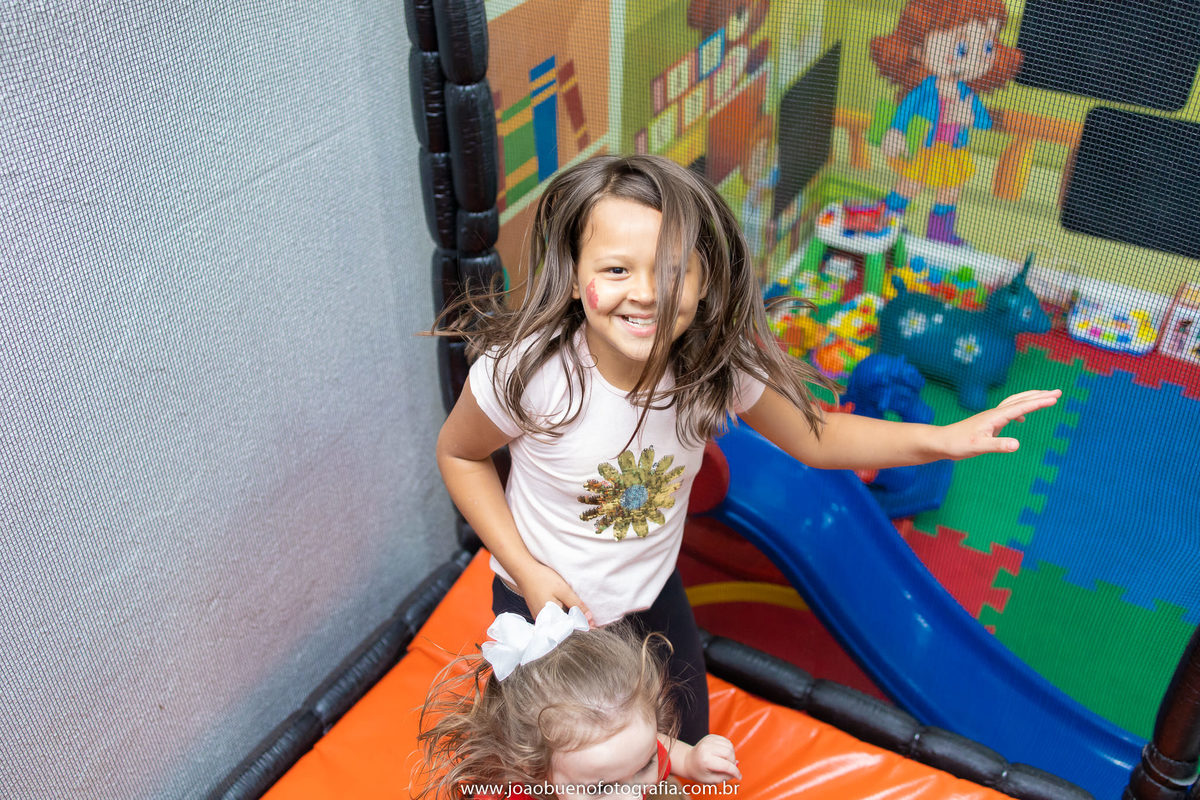 aniversário astronauta, decoração astronauta, joão bueno fotografia, fotógrafo em bauru, meninas brincando no pula pula
