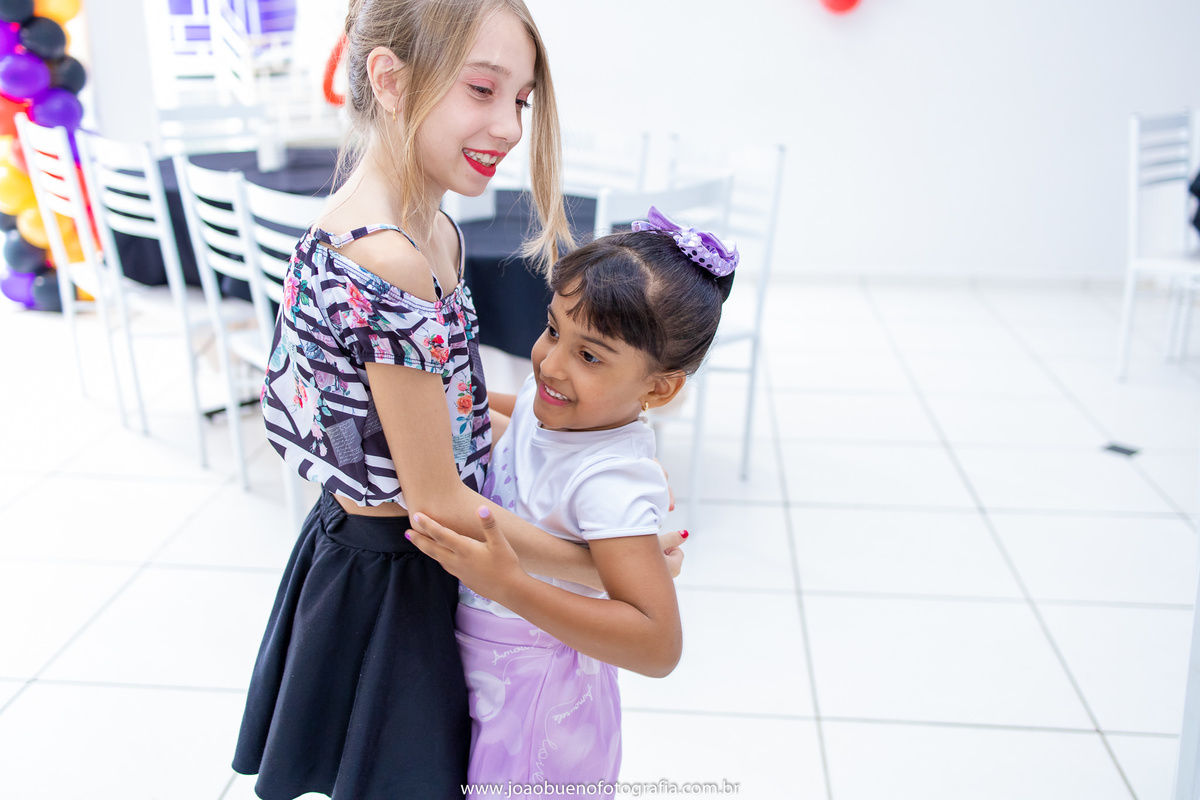 Buffet Zappteen em Bauru, decoração Os descendentes, fotógrafo em Bauru, João Bueno Fotografia, amigas se abraçando