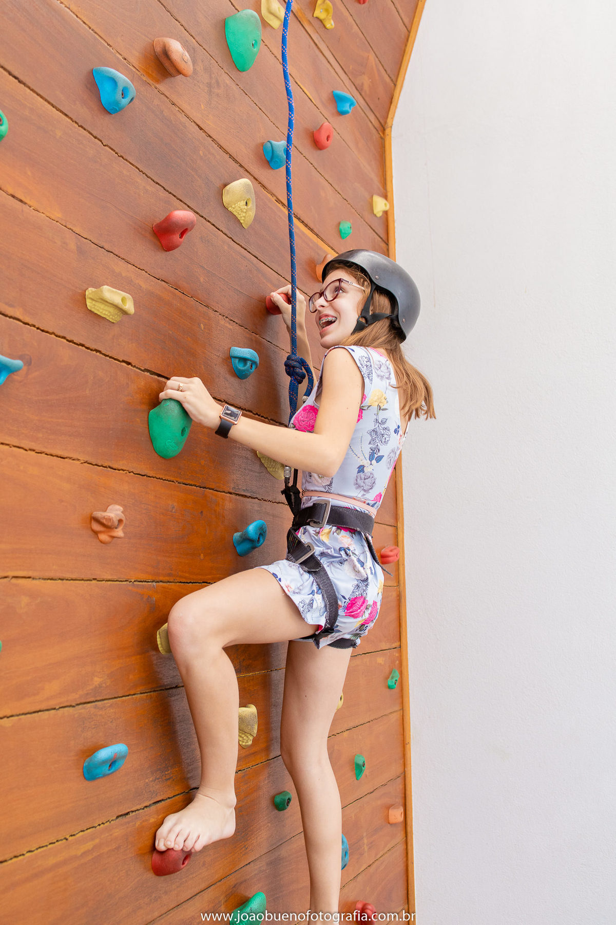 Buffet Zappteen em Bauru, decoração Os descendentes, fotógrafo em Bauru, João Bueno Fotografia, criança escalando