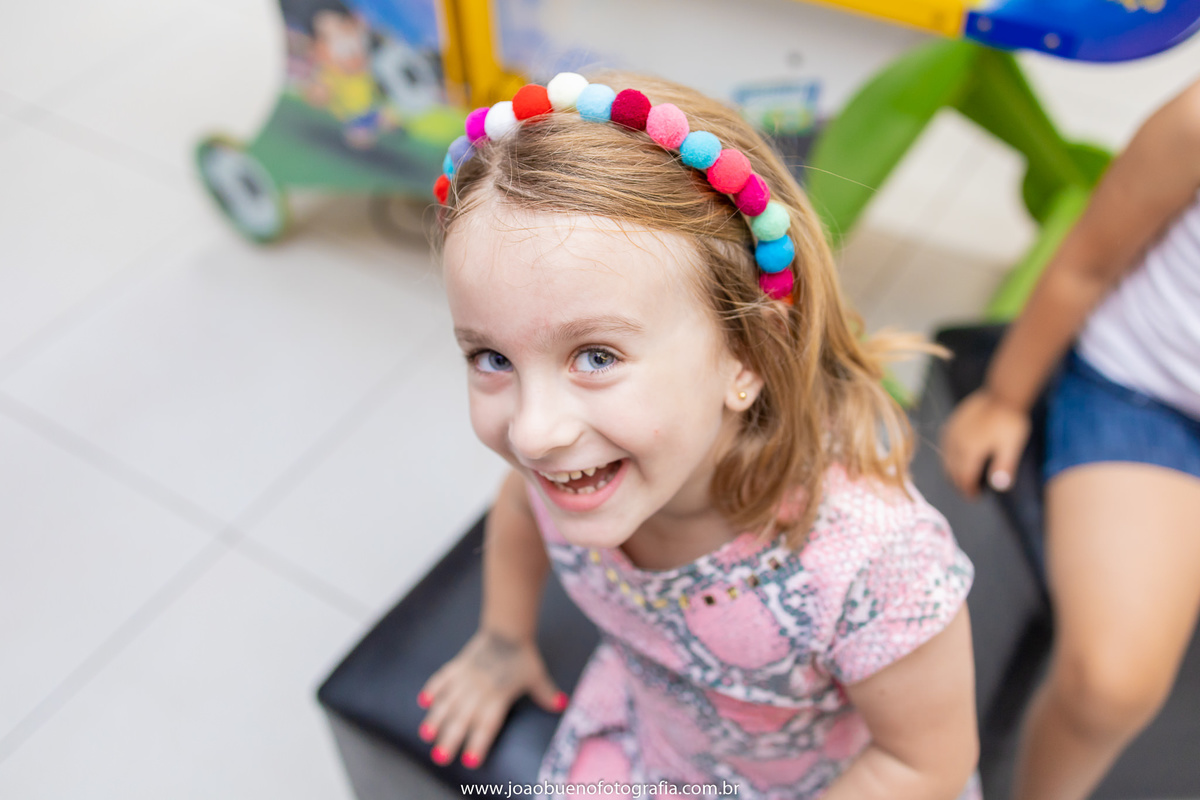 Buffet Zappteen em Bauru, decoração Os descendentes, fotógrafo em Bauru, João Bueno Fotografia, retrato infantil de menina